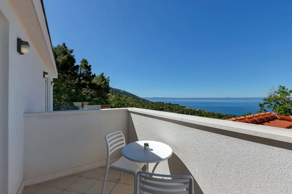 Contemporary 5-Bedroom Villa with Infinity Pool, Makarska