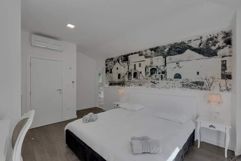 Contemporary 5-Bedroom Villa with Infinity Pool, Makarska