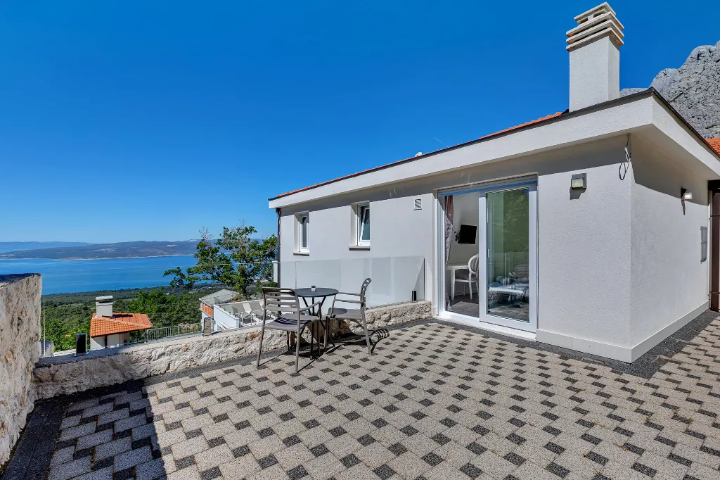 Contemporary 5-Bedroom Villa with Infinity Pool, Makarska