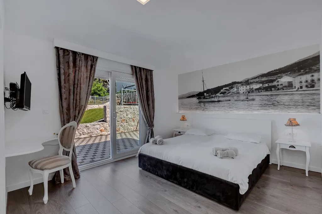 Contemporary 5-Bedroom Villa with Infinity Pool, Makarska
