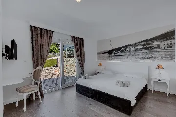 Contemporary 5-Bedroom Villa with Infinity Pool, Makarska