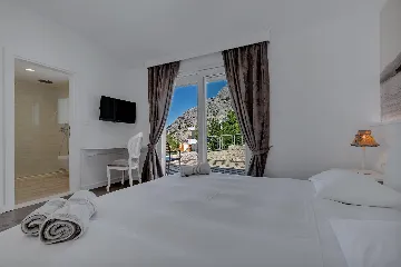 Contemporary 5-Bedroom Villa with Infinity Pool, Makarska