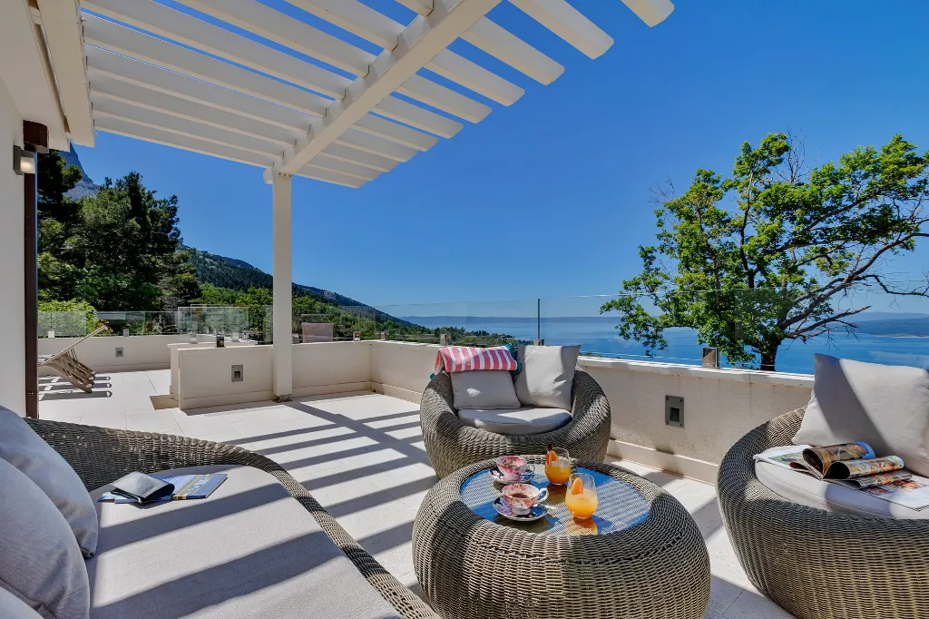 Contemporary 5-Bedroom Villa with Infinity Pool, Makarska