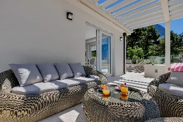 Contemporary 5-Bedroom Villa with Infinity Pool, Makarska