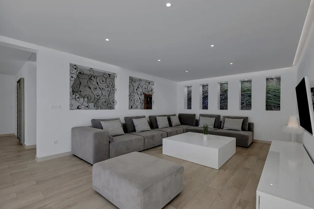 Contemporary 5-Bedroom Villa with Infinity Pool, Makarska