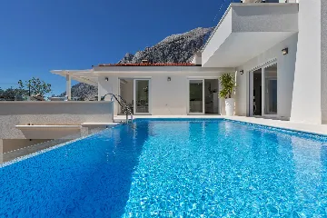Contemporary 5-Bedroom Villa with Infinity Pool, Makarska