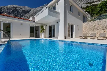 Contemporary 5-Bedroom Villa with Infinity Pool, Makarska