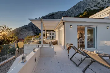 Contemporary 5-Bedroom Villa with Infinity Pool, Makarska