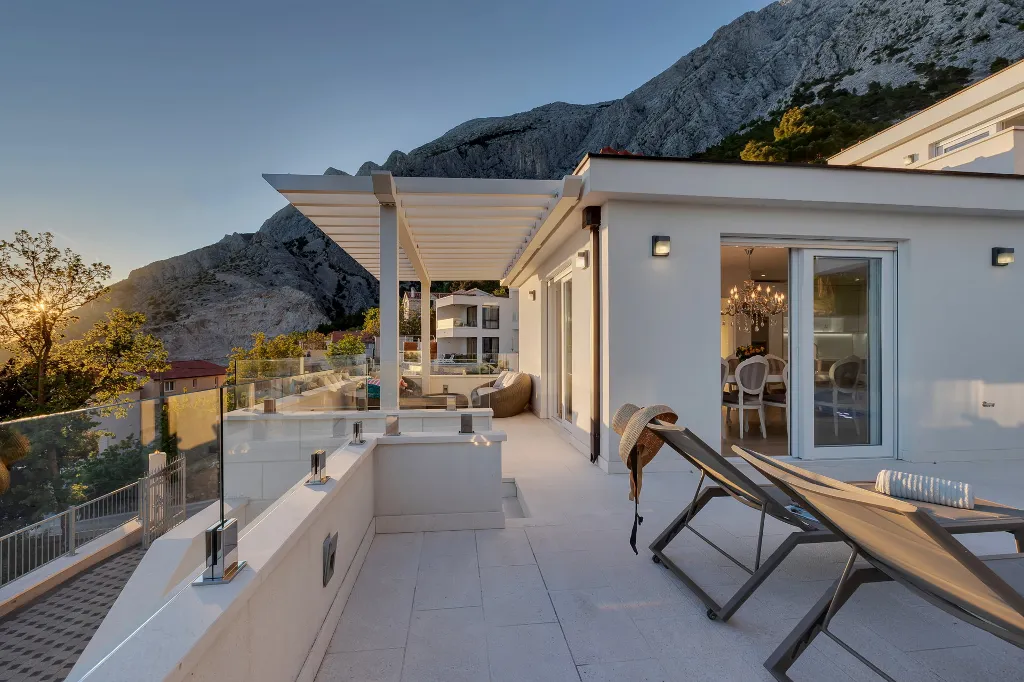 Contemporary 5-Bedroom Villa with Infinity Pool, Makarska