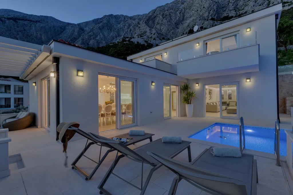 Contemporary 5-Bedroom Villa with Infinity Pool, Makarska