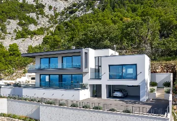 Modern 3-Bedroom Villa with Pool in Makarska
