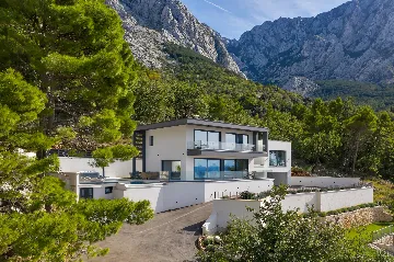 Modern 3-Bedroom Villa with Pool in Makarska