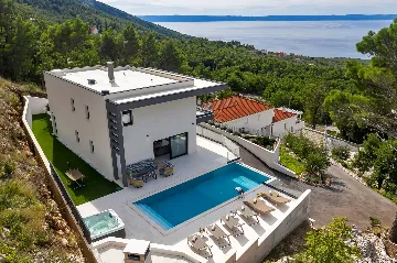 Modern 3-Bedroom Villa with Pool in Makarska