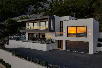Modern 3-Bedroom Villa with Pool in Makarska