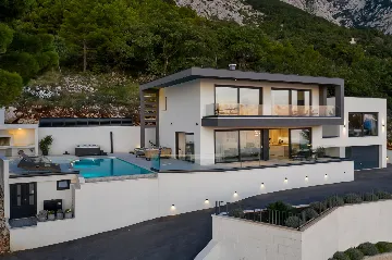 Modern 3-Bedroom Villa with Pool in Makarska