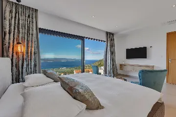 Modern 3-Bedroom Villa with Pool in Makarska