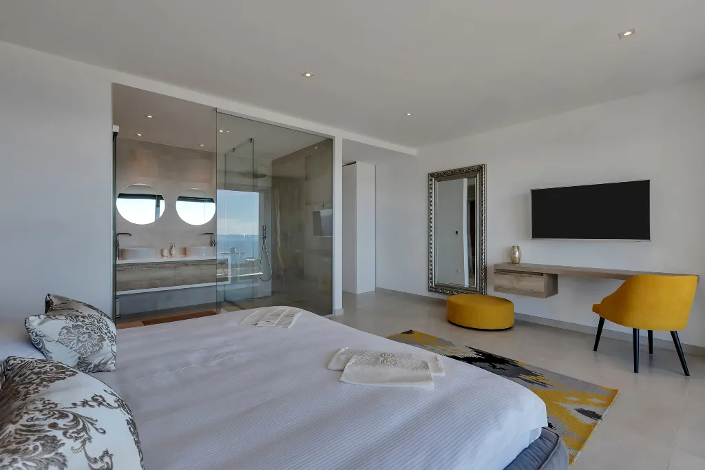 Modern 3-Bedroom Villa with Pool in Makarska