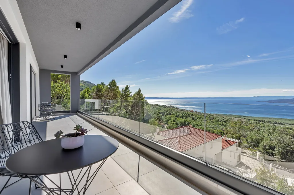 Modern 3-Bedroom Villa with Pool in Makarska