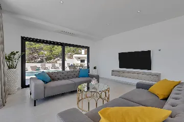 Modern 3-Bedroom Villa with Pool in Makarska