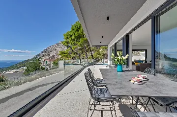 Modern 3-Bedroom Villa with Pool in Makarska