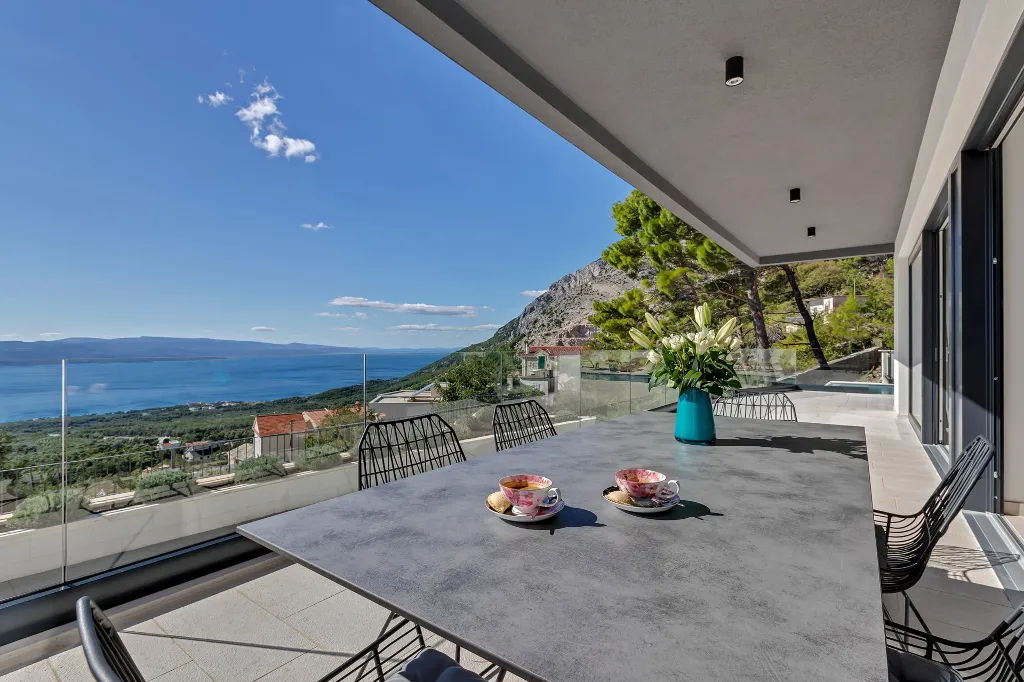 Modern 3-Bedroom Villa with Pool in Makarska