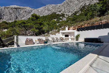 Modern 3-Bedroom Villa with Pool in Makarska