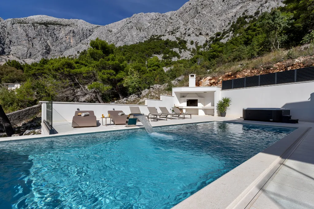Modern 3-Bedroom Villa with Pool in Makarska