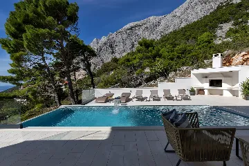 Modern 3-Bedroom Villa with Pool in Makarska