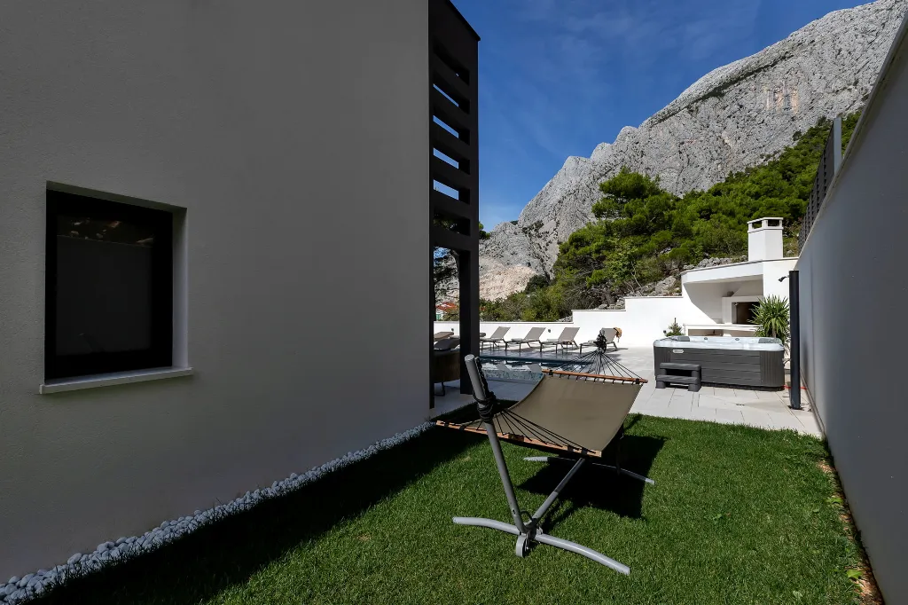 Modern 3-Bedroom Villa with Pool in Makarska