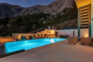 Modern 3-Bedroom Villa with Pool in Makarska