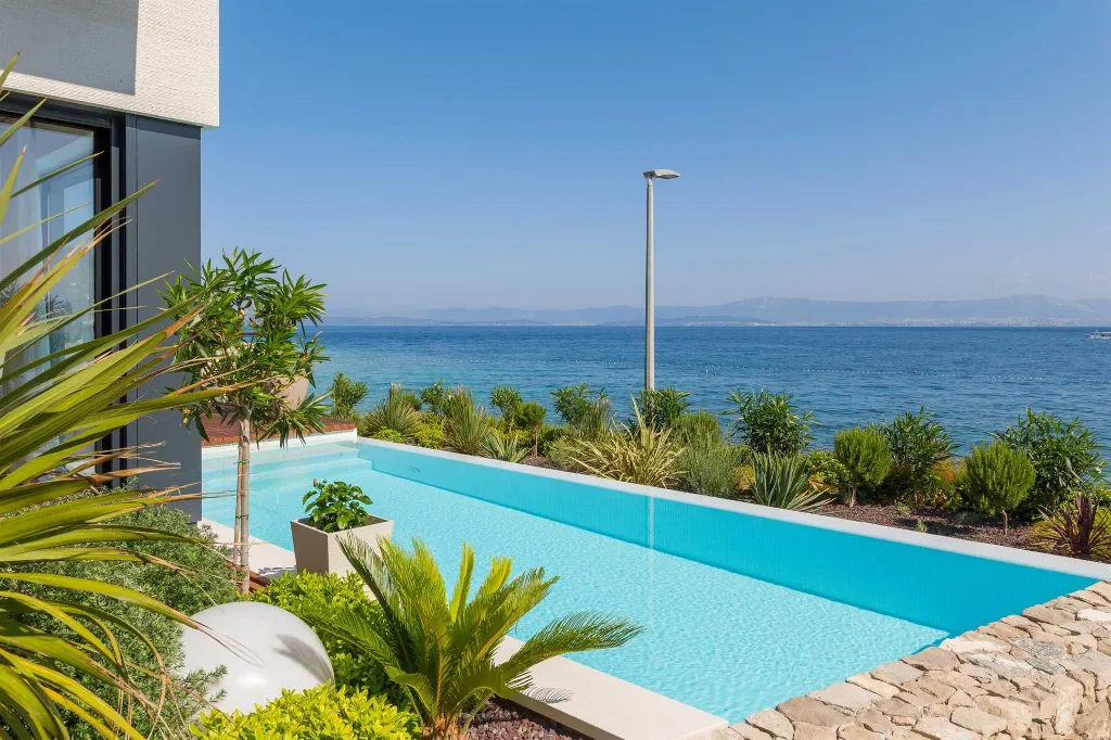 Contemporary Villa Retreat with Pool, Sutivan