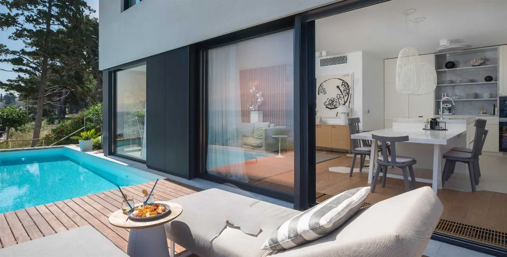 Contemporary Villa Retreat with Pool, Sutivan