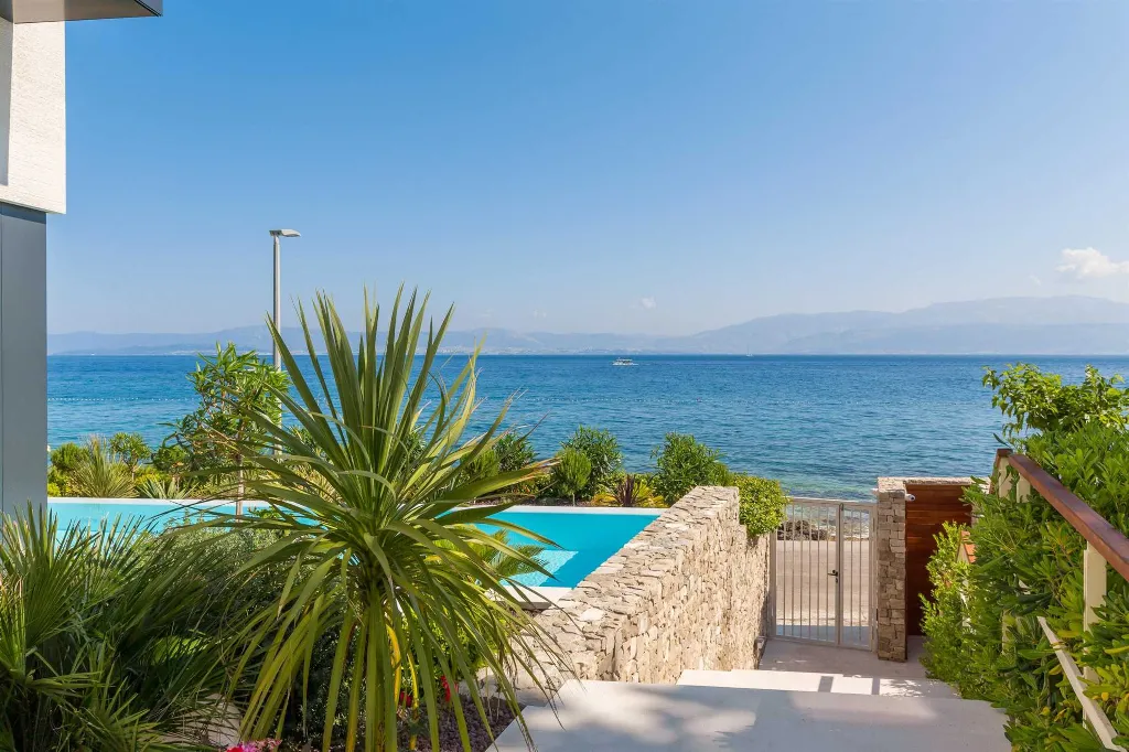 Contemporary Villa Retreat with Pool, Sutivan