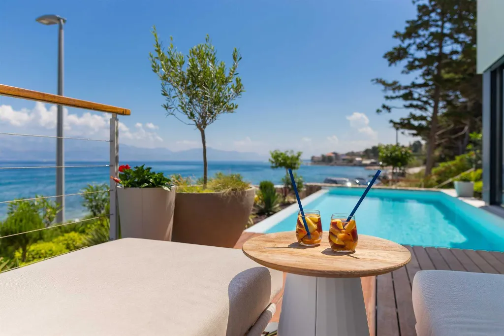Contemporary Villa Retreat with Pool, Sutivan