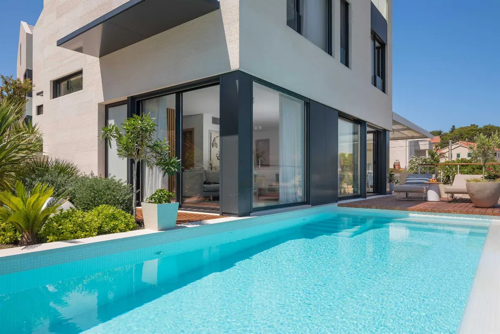 Contemporary Villa Retreat with Pool, Sutivan