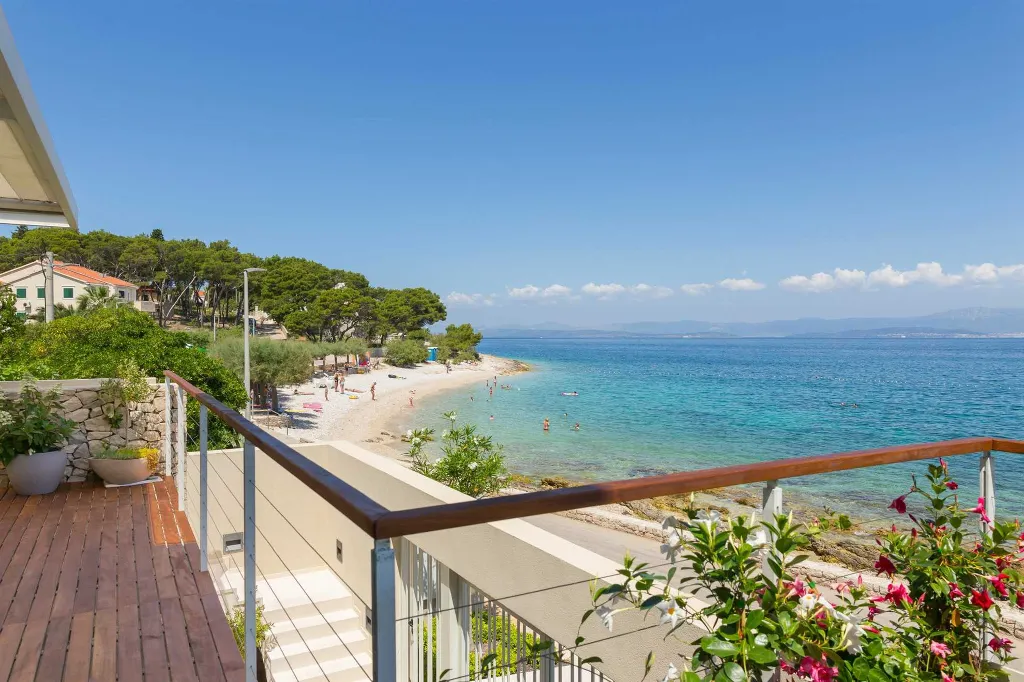 Contemporary Villa Retreat with Pool, Sutivan