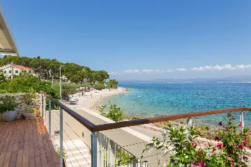 Contemporary Villa Retreat with Pool, Sutivan