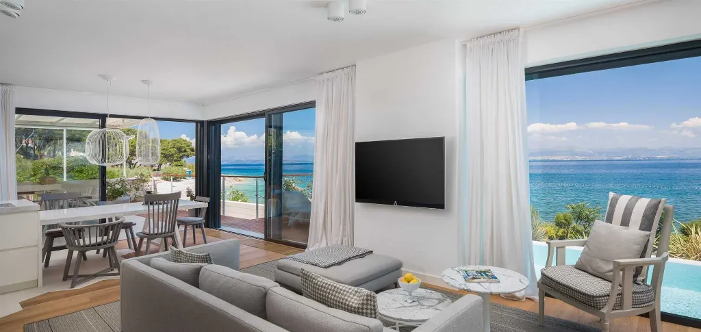 Contemporary Villa Retreat with Pool, Sutivan