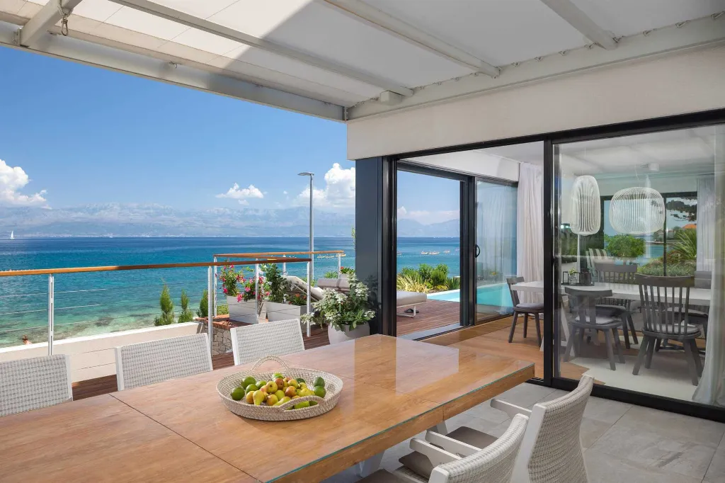 Contemporary Villa Retreat with Pool, Sutivan