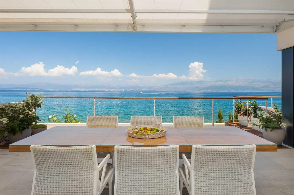 Contemporary Villa Retreat with Pool, Sutivan