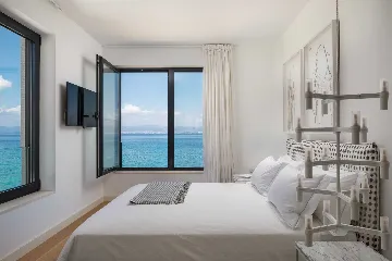 Contemporary Villa Retreat with Pool, Sutivan