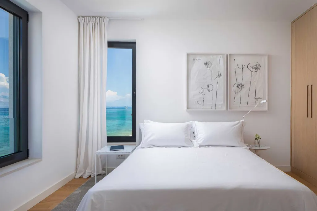 Contemporary Villa Retreat with Pool, Sutivan