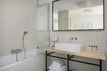 Contemporary Villa Retreat with Pool, Sutivan