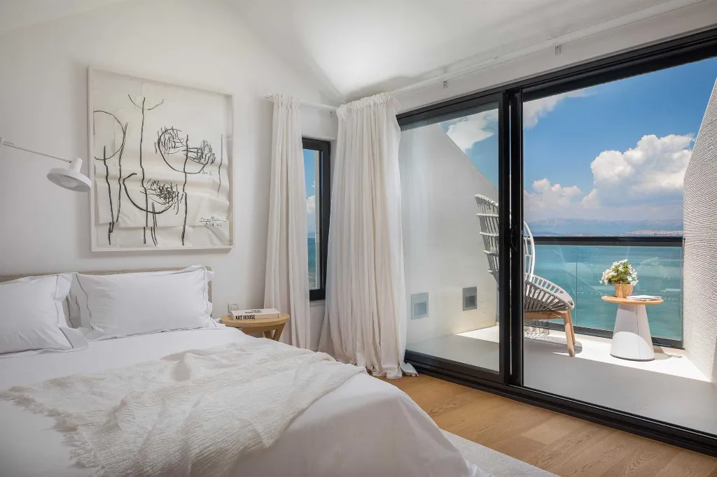 Contemporary Villa Retreat with Pool, Sutivan