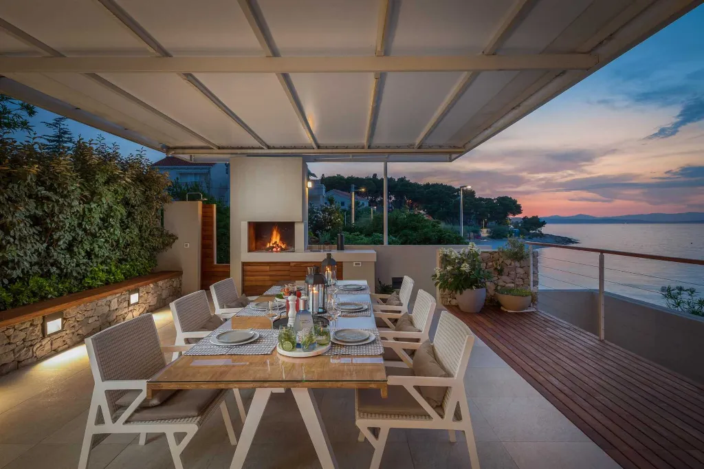 Contemporary Villa Retreat with Pool, Sutivan