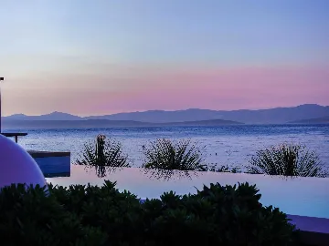 Contemporary Villa Retreat with Pool, Sutivan