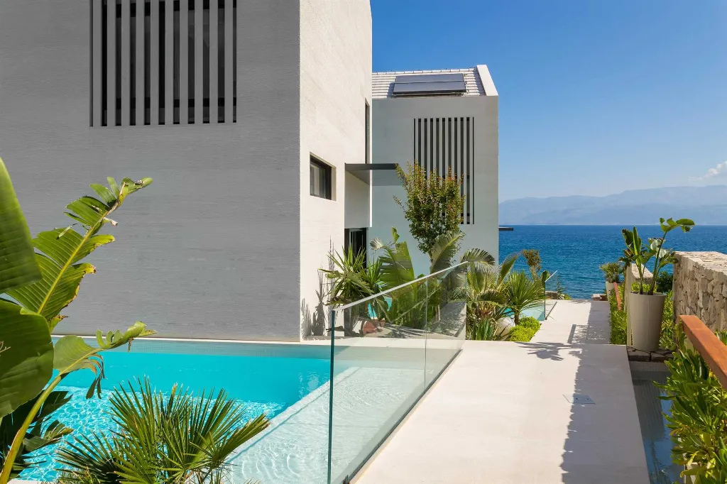 Modern 3-Bedroom Villa with Pool in Sutivan