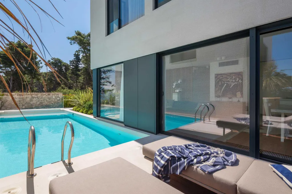 Modern 3-Bedroom Villa with Pool in Sutivan