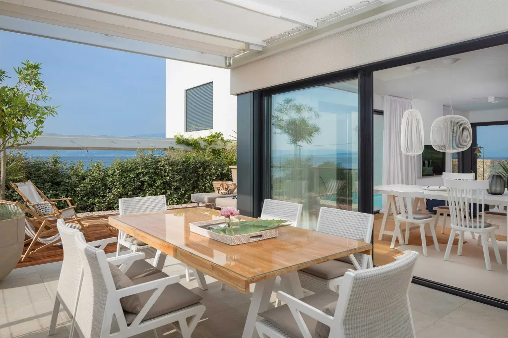 Modern 3-Bedroom Villa with Pool in Sutivan
