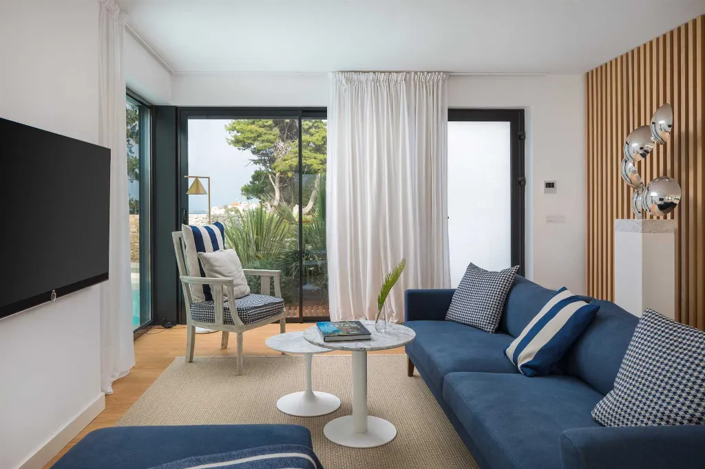 Modern 3-Bedroom Villa with Pool in Sutivan